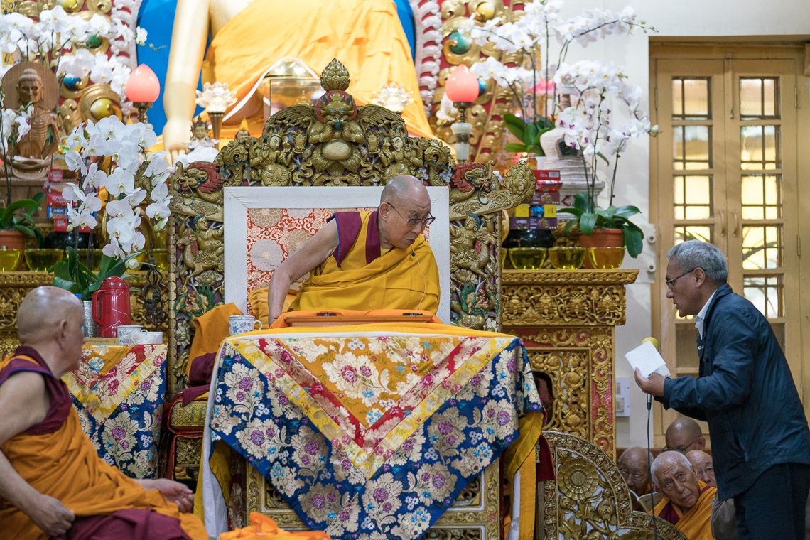 El intérprete inglés leyendo preguntas de los asistentes durante una pausa en las enseñanzas de Su Santidad el Dalái Lama en el Tsuglagkang en Dharamsala, HP, India, el 29 de agosto de 2017. Foto de Tenzin Phuntsok/OHHDL