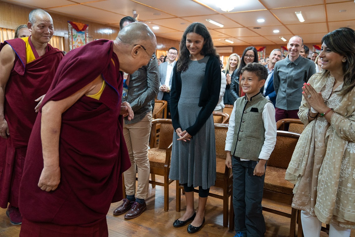 Su Santidad el Dalái Lama saluda a uno de los miembros más jóvenes de un grupo de Singapur a su llegada para la reunión en su residencia de Dharamsala, HP, India, el 27 de marzo de 2019. Foto de Tenzin Choejor
