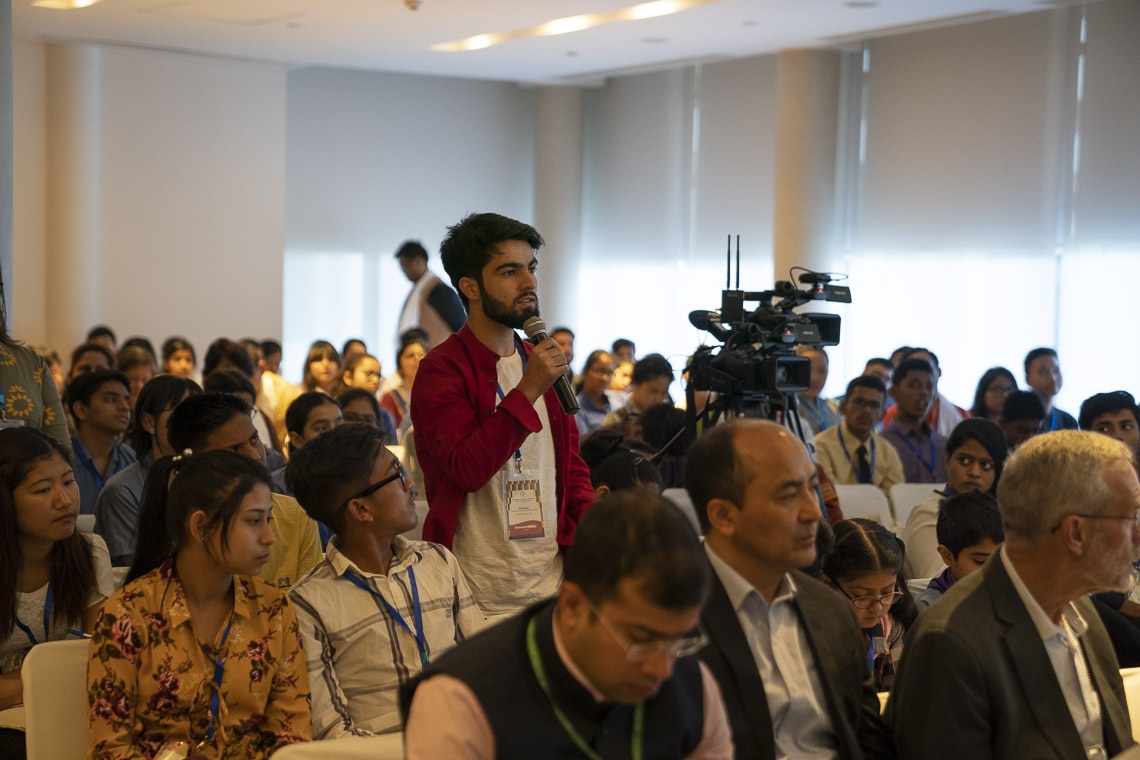 Un miembro de la audiencia hizo una pregunta a Su Santidad el Dalái Lama durante su reunión con un grupo de estudiantes y profesores de países del sur de Asia que han estado participando en talleres sobre valores universales y ética secular en Nueva Delhi, India, el 4 de abril de 2019. Foto de Tenzin Choejor
