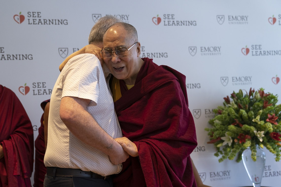 Su Santidad el Dalái Lama saluda a su viejo amigo Richard Moore a su llegada a la conferencia de prensa para el lanzamiento global de SEE Learning en Nueva Delhi, India, el 4 de abril de 2019. Foto de Tenzin Choejor