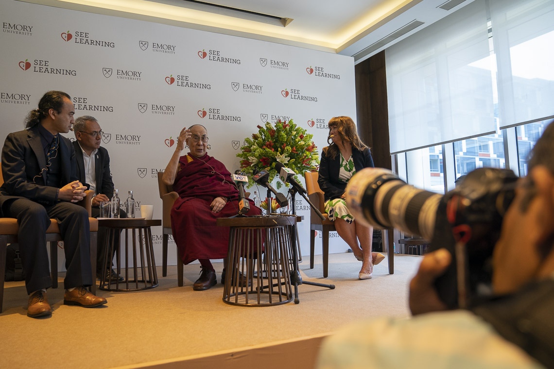 Su Santidad el Dalái Lama pronuncia su discurso de apertura en la conferencia de prensa para el lanzamiento mundial de SEE Learning en Nueva Delhi, India, el 4 de abril de 2019. Foto de Tenzin Choejor