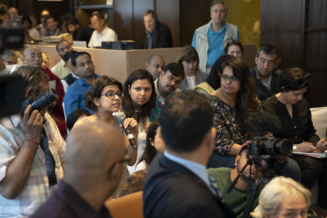 Una integrante de los medios de comunicación hace una pregunta a Su Santidad el Dalái Lama durante el lanzamiento global de SEE Learning en Nueva Delhi, India, el 4 de abril de 2019. Foto de Tenzin Choejor