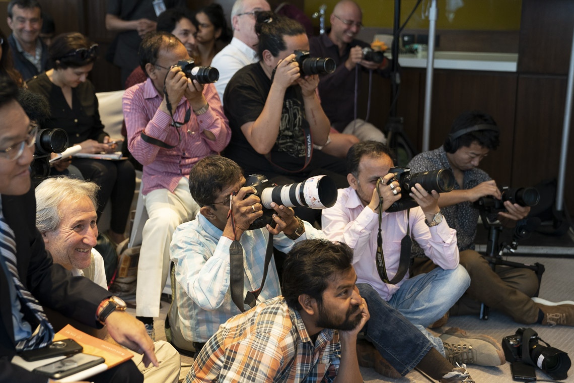 Miembros de los medios de comunicación que asistieron a la conferencia de prensa para el lanzamiento global de SEE Learning with His Holiness the Dalái Lama en Nueva Delhi, India, el 4 de abril de 2019. Foto de Tenzin Choejor