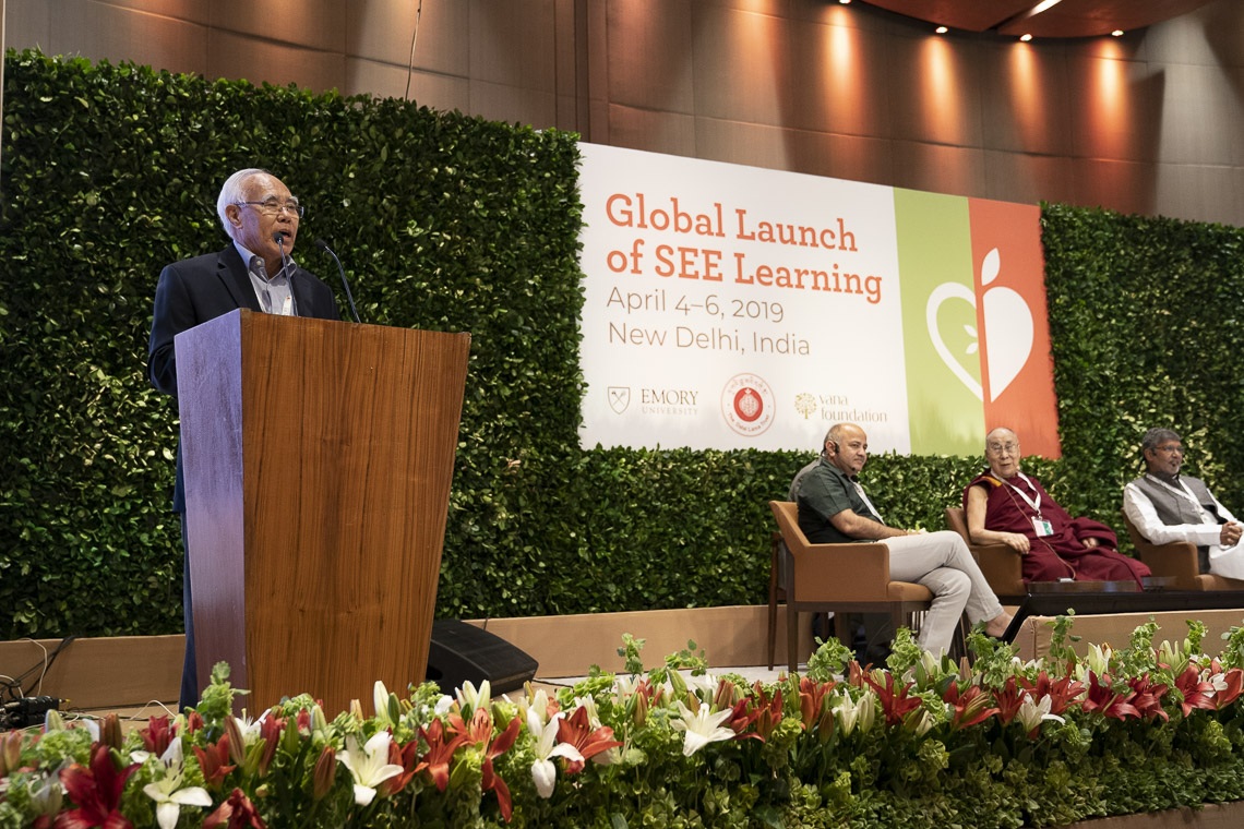 Tempa Tsering del Dalái Lama Trust presentando el lanzamiento global de SEE Learning en Nueva Delhi, India, el 5 de abril de 2019. Foto de Tenzin Choejor