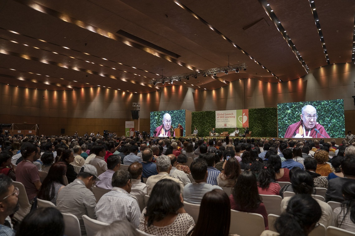 Vista del escenario desde la parte posterior de la sala durante el discurso de apertura de Su Santidad el Dalái Lama en el lanzamiento mundial de SEE Learning en Nueva Delhi, India, el 5 de abril de 2019. Foto de Tenzin Choejor