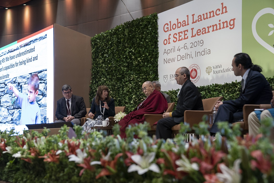 Kimberly Schonert-Reichl haciendo su presentación durante el panel de discusión en el lanzamiento global de SEE Learning en Nueva Delhi, India el 5 de abril de 2019. Foto de Tenzin Choejor