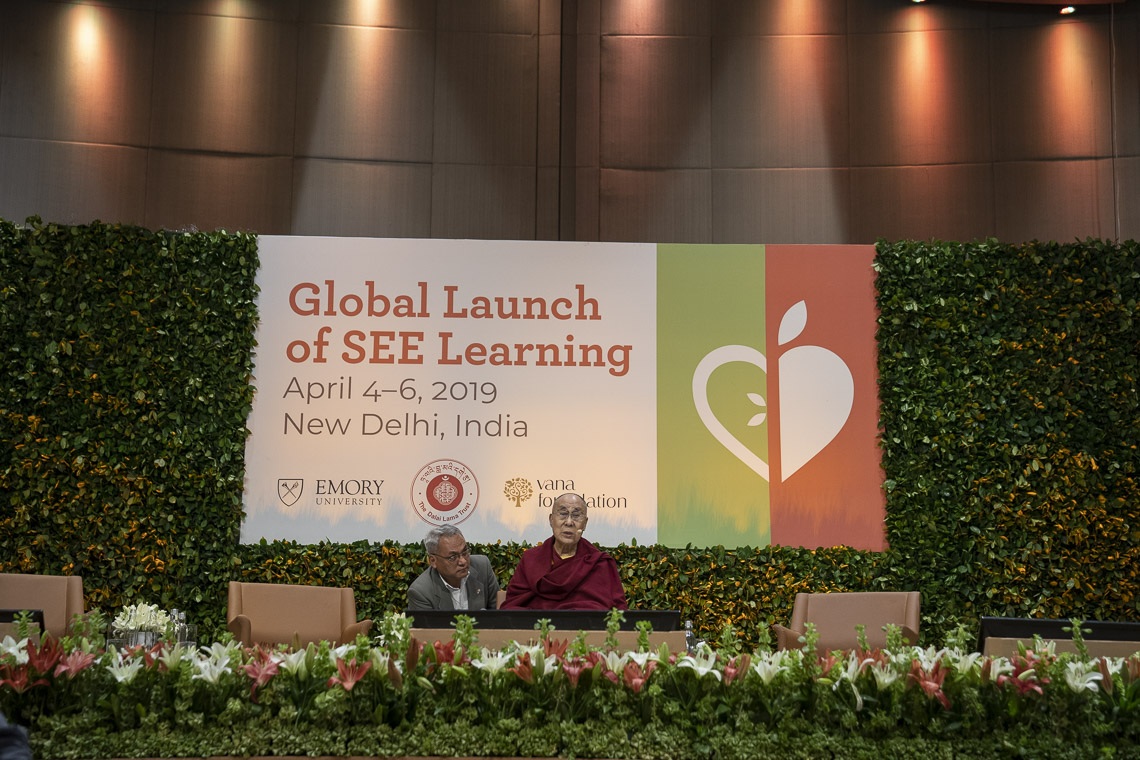 Su Santidad el Dalái Lama pronunciando el discurso de apertura en el segundo día del lanzamiento global de SEE Learning en Nueva Delhi, India, el 6 de abril de 2019. Foto de Tenzin Choejor