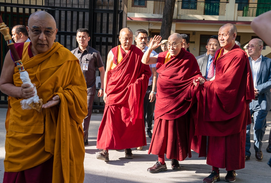 Su Santidad el Dalái Lama saludando a los simpatizantes reunidos para saludarlo en el patio del Templo Principal Tibetano mientras se dirige al Templo de Kalachakra en Dharamsala, HP, India, el 5 de mayo de 2019. Foto de Tenzin Choejor