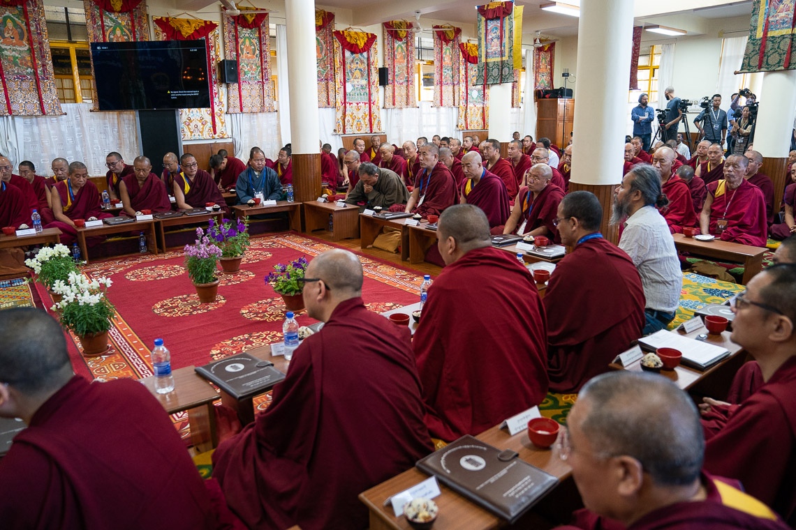 Delegados a la Primera Conferencia sobre Kalachakra escuchando a Su Santidad el Dalái Lama en el Templo Kalachakra en Dharamsala, HP, India el 5 de mayo de 2019. Foto de Tenzin Choejor