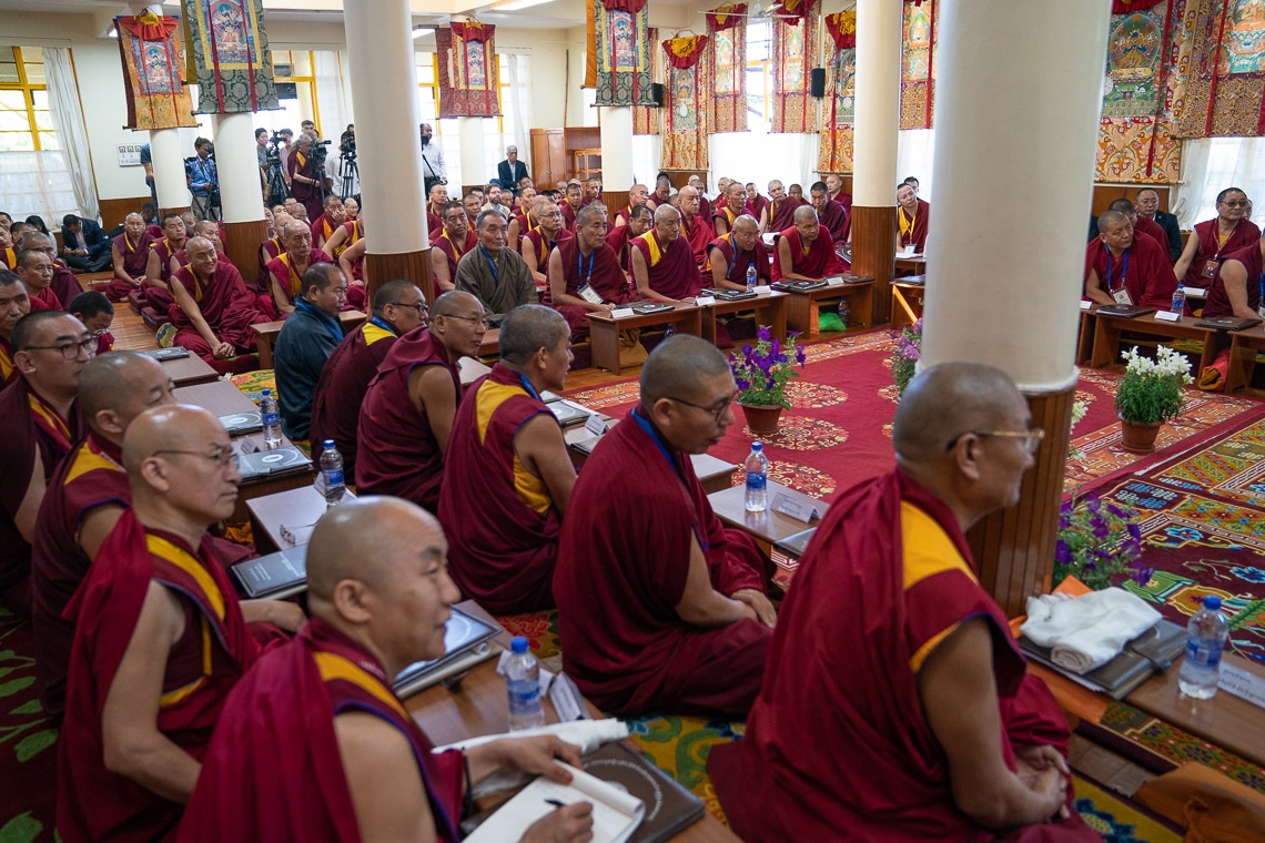 Delegados a la Primera Conferencia sobre Kalachakra escuchando a Su Santidad el Dalái Lama en el Templo Kalachakra en Dharamsala, HP, India el 5 de mayo de 2019. Foto de Tenzin Choejor
