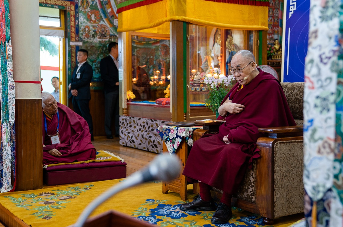 Samdhong Rinpoche observa cómo Su Santidad el Dalái Lama pronuncia sus palabras de apertura en la Primera Conferencia sobre Kalachakra en el Templo de Kalachakra en Dharamsala, HP, India, el 5 de mayo de 2019. Foto de Tenzin Choejor