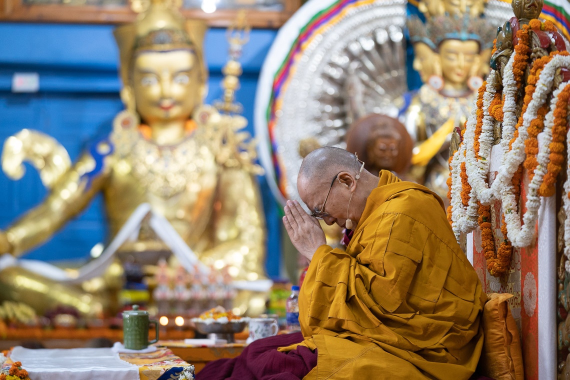 Su Santidad el Dalái Lama dirigiendo la ceremonia para generar la mente del despertar en el último día de sus enseñanzas en el Templo Principal Tibetano en Dharamsala, HP, India, el 12 de mayo de 2019. Foto de Lobsang Tsering