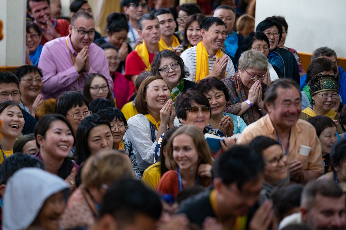 Miembros de la audiencia escuchando a Su Santidad el Dalái Lama mientras concluye el último día de enseñanzas solicitadas por los budistas rusos en el Templo Principal Tibetano en Dharamsala, HP, India, el 12 de mayo de 2019. Foto de Lobsang Tsering
