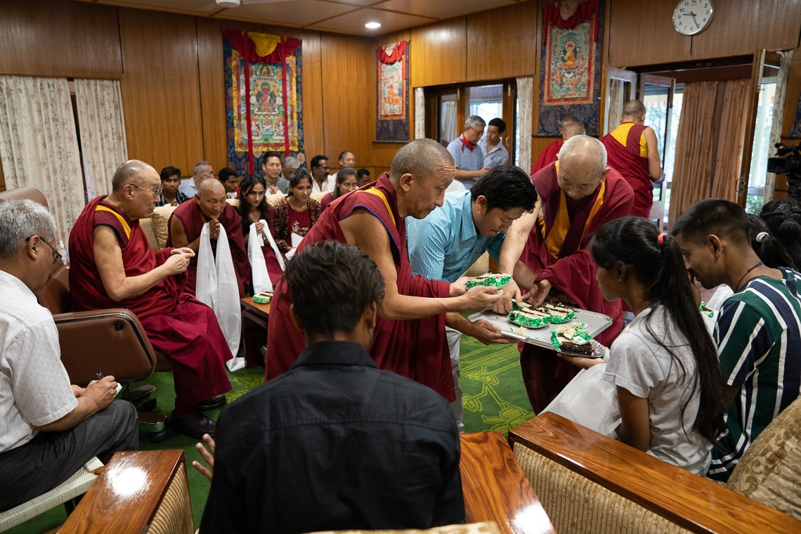 Su Santidad el Dalái Lama compartiendo su pastel de cumpleaños con los representantes de la comunidad, el personal y los estudiantes de Tong-Len durante su reunión en su residencia de Dharamsala, HP, India, el 7 de julio de 2019. Foto de Tenzin Choejor