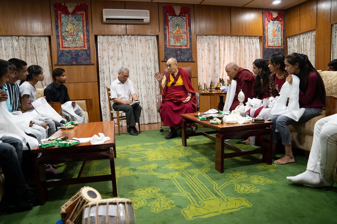 Su Santidad el Dalái Lama hablando con los representantes de la comunidad, el personal y los estudiantes de Tong-Len durante su reunión en su residencia de Dharamsala, HP, India, el 7 de julio de 2019. Foto de Tenzin Choejor
