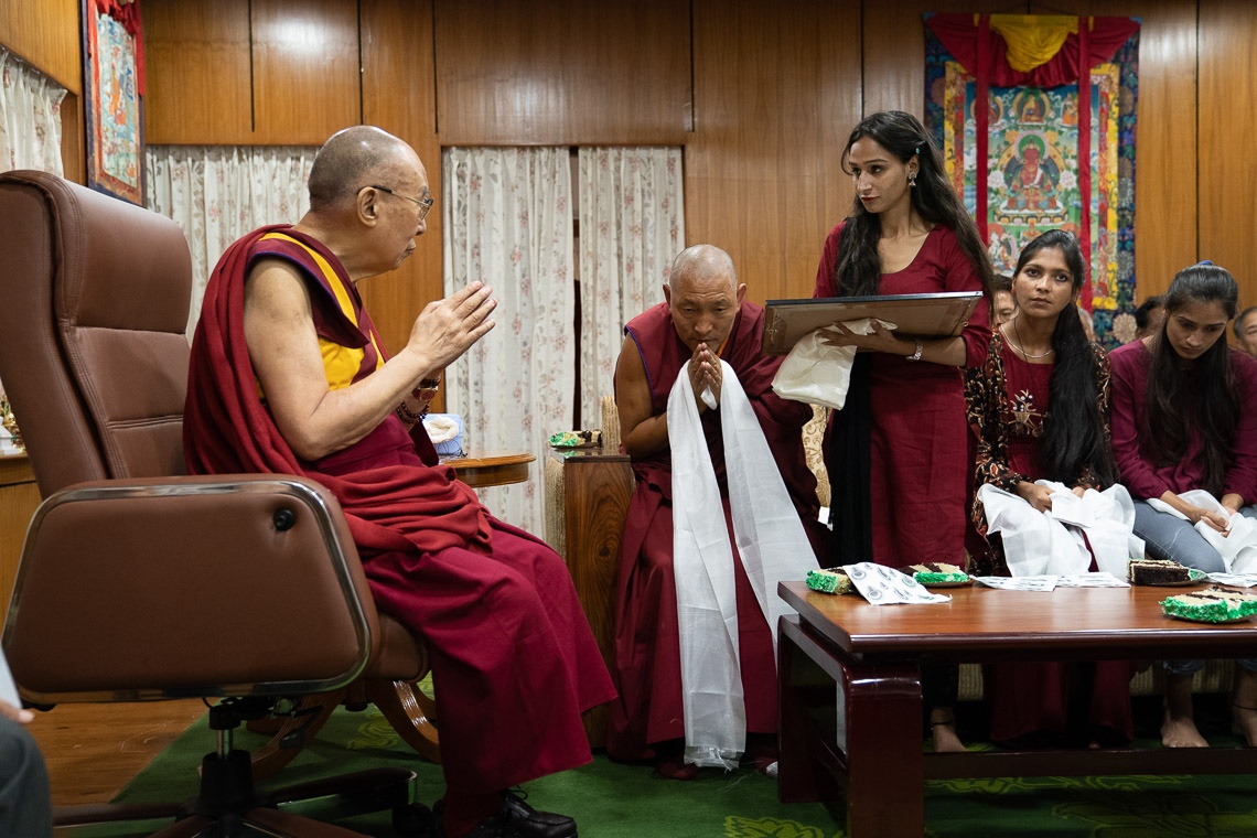 Una estudiante de último año leyendo una nota de gratitud antes de presentarla a Su Santidad el Dalái Lama durante su reunión en su residencia de Dharamsala, HP, India, el 7 de julio de 2019. Foto de Tenzin Choejor