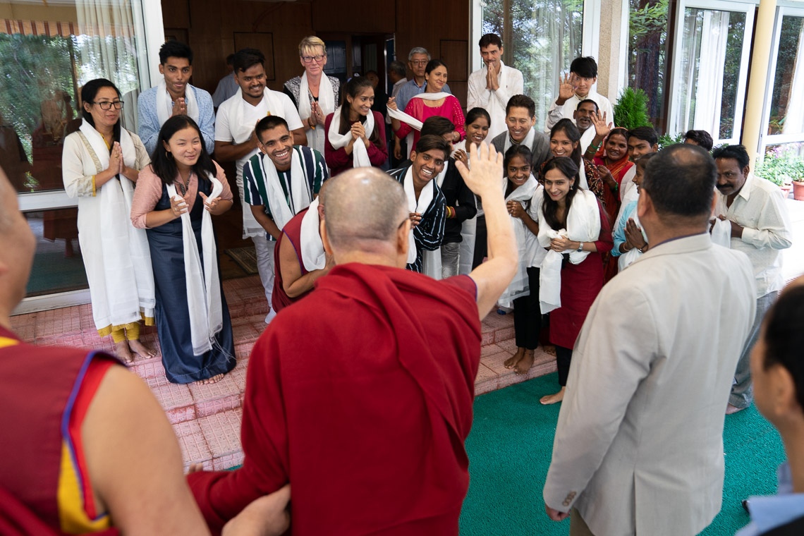 Su Santidad el Dalái Lama saludando con la mano después de su reunión con los representantes de la comunidad, el personal y los estudiantes de Tong-Len en su residencia de Dharamsala, HP, India, el 7 de julio de 2019. Foto de Tenzin Choejor