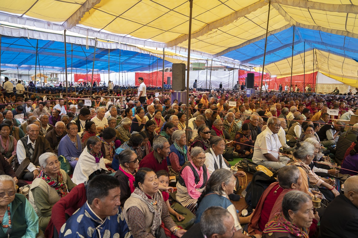 Una vista de la multitud de más de 5000 personas que asistieron al primer día de las enseñanzas de Su Santidad el Dalái Lama en Manali, HP, India, el 13 de agosto de 2019. Foto de Tenzin Choejor