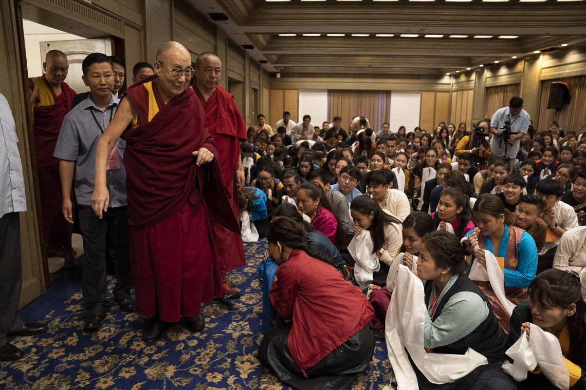 Su Santidad el Dalái Lama llega para su encuentro con tibetanos que estudian y se entrenan en Mangaluru, en su hotel de Mangaluru, Karnataka, India, el 30 de agosto de 2019. Foto de Tenzin Choejor
