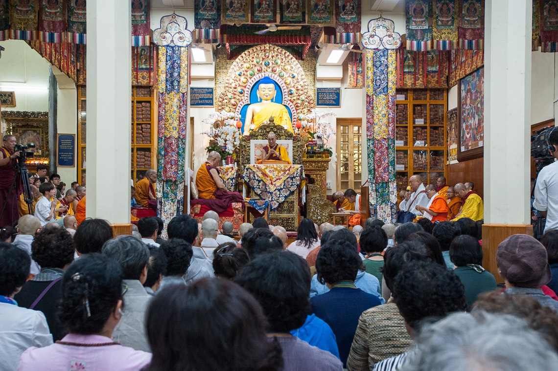 Su Santidad el Dalái Lama en el segundo día de sus enseñanzas para los discípulos del sudeste asiático en el Tsuglagkhang en Dharamsala, HP, India, el 30 de agosto de 2017. Fotografía de Tenzin Phuntsok/OHHDL