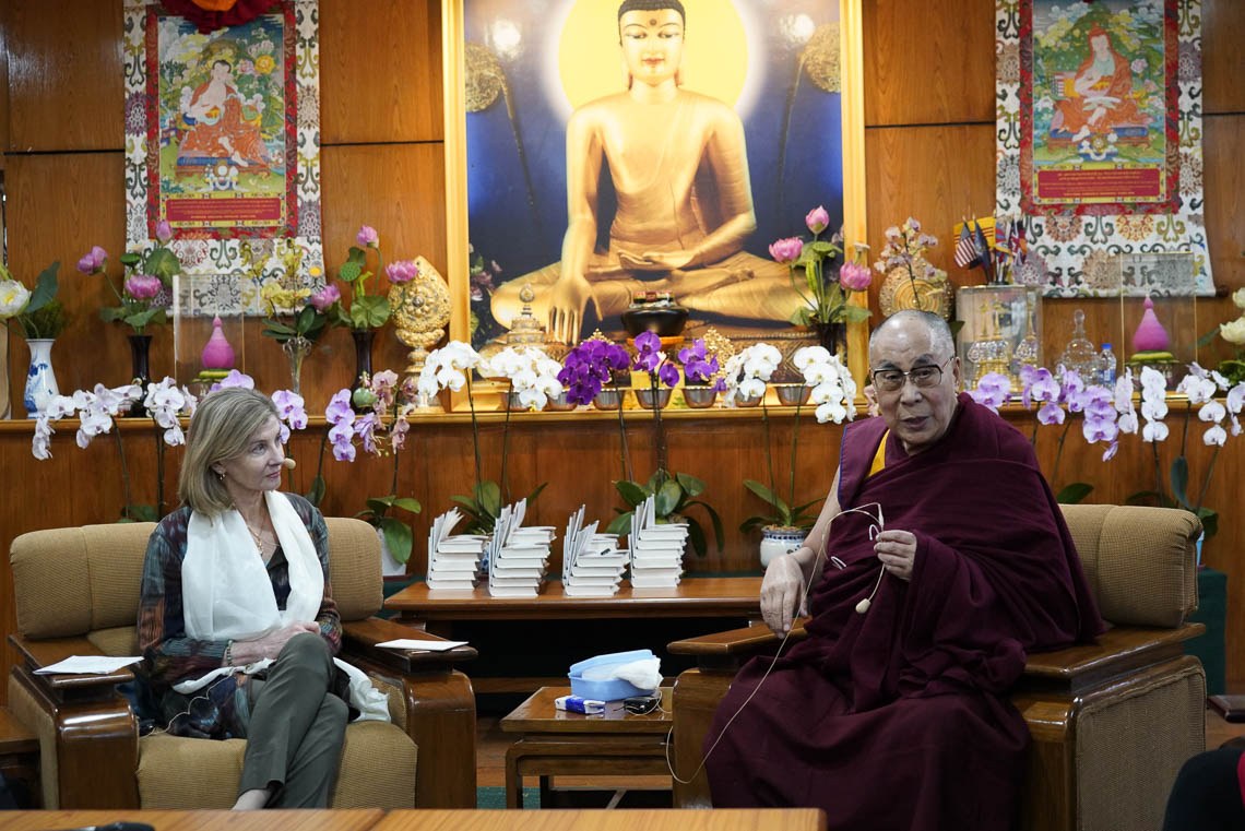 La presidenta del USIP, Nancy Lindborg, observa cómo Su Santidad el Dalái Lama pronuncia sus palabras de apertura durante el debate con los líderes juveniles de las zonas de conflicto en su residencia de Dharamsala, HP, India, el 25 de octubre de 2018. Foto de Ven Tenzin Jamphel