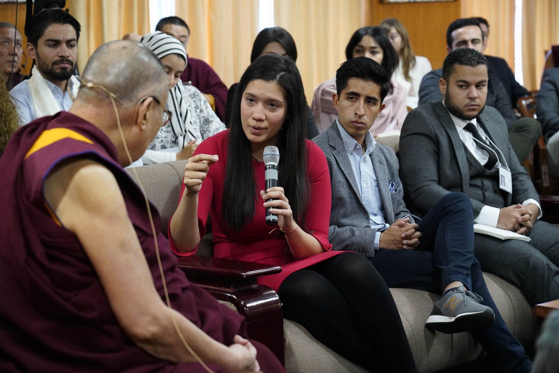 Una líder juvenil haciendo una pregunta a Su Santidad el Dalái Lama durante su conversación en su residencia en Dharamsala, HP, India, el 25 de octubre de 2018. Foto de Ven Tenzin Jamphel