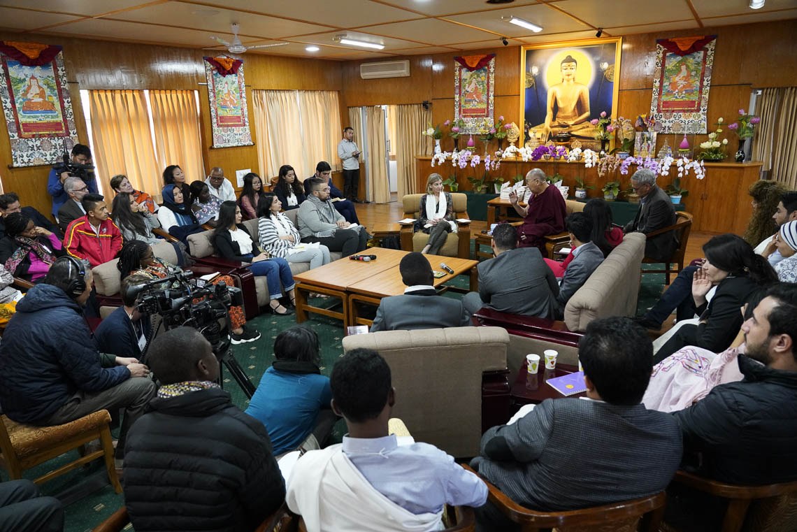 Vista de la sala de reuniones de la residencia de Su Santidad el Dalái Lama durante su reunión con líderes juveniles de zonas de conflicto en Dharamsala, HP, India, el 25 de octubre de 2018. Foto de Ven Tenzin Jamphel