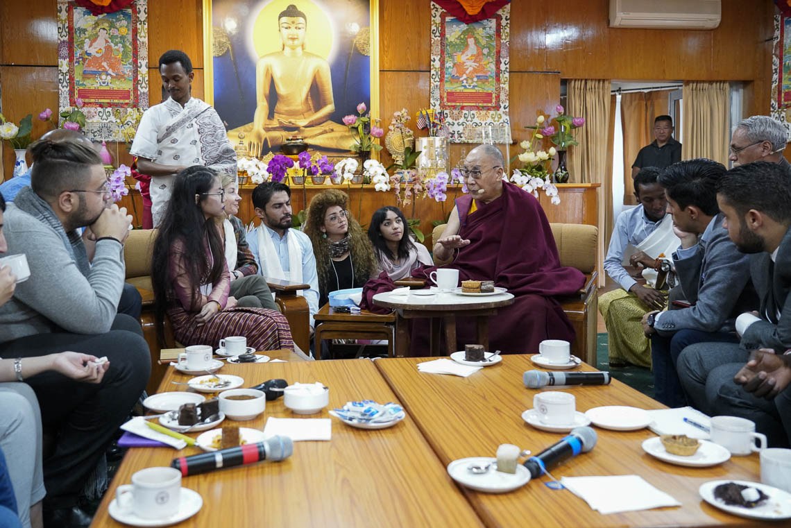 Su Santidad el Dalái Lama hablando con los participantes durante una pausa para tomar el té en la discusión con líderes juveniles de zonas de conflicto en su residencia de Dharamsala, HP, India, el 25 de octubre de 2018. Foto de Ven Tenzin Jamphel
