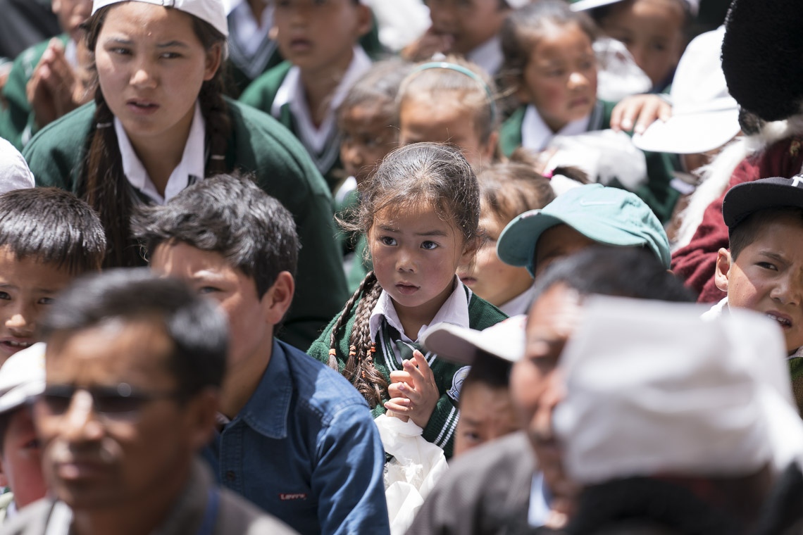 Algunas personas del público escuchando a Su Santidad el Dalái Lama en el Monasterio Matho en Leh, Ladakh, J&K, India el 20 de julio de 2017. Foto de Tenzin Choejor/OHHDL