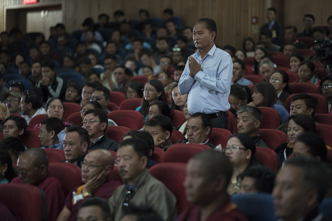 Uno de los asistentes en pie mientras se lee su pregunta a Su Santidad el Dalái Lama durante el Seminario sobre Armonía Comunitaria en Leh, Ladakh, J&K, India, el 27 de julio de 2017. Foto de Tenzin Choejor/OHHDL 
