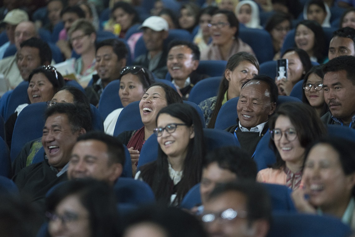 Asistentes escuchando a Su Santidad el Dalái Lama durante el seminario sobre Armonía Comunitaria en el Instituto Central de Estudios Budistas en Leh, Ladakh, J&K, India el 27 de julio de 2017. Foto de Tenzin Choejor/OHHDL 