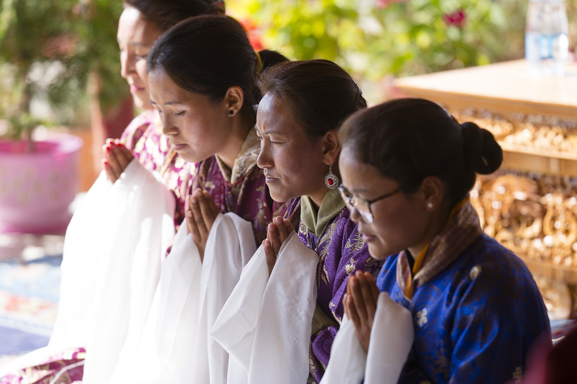 Estudiantes del Instituto Central de Estudios Budistas cantando el «Sutra del Corazón» al comienzo de las enseñanzas de Su Santidad el Dalái Lama en Leh, Ladakh, J&K, India, el 28 de julio de 2017. Foto de Tenzin Choejor/OHHDL 