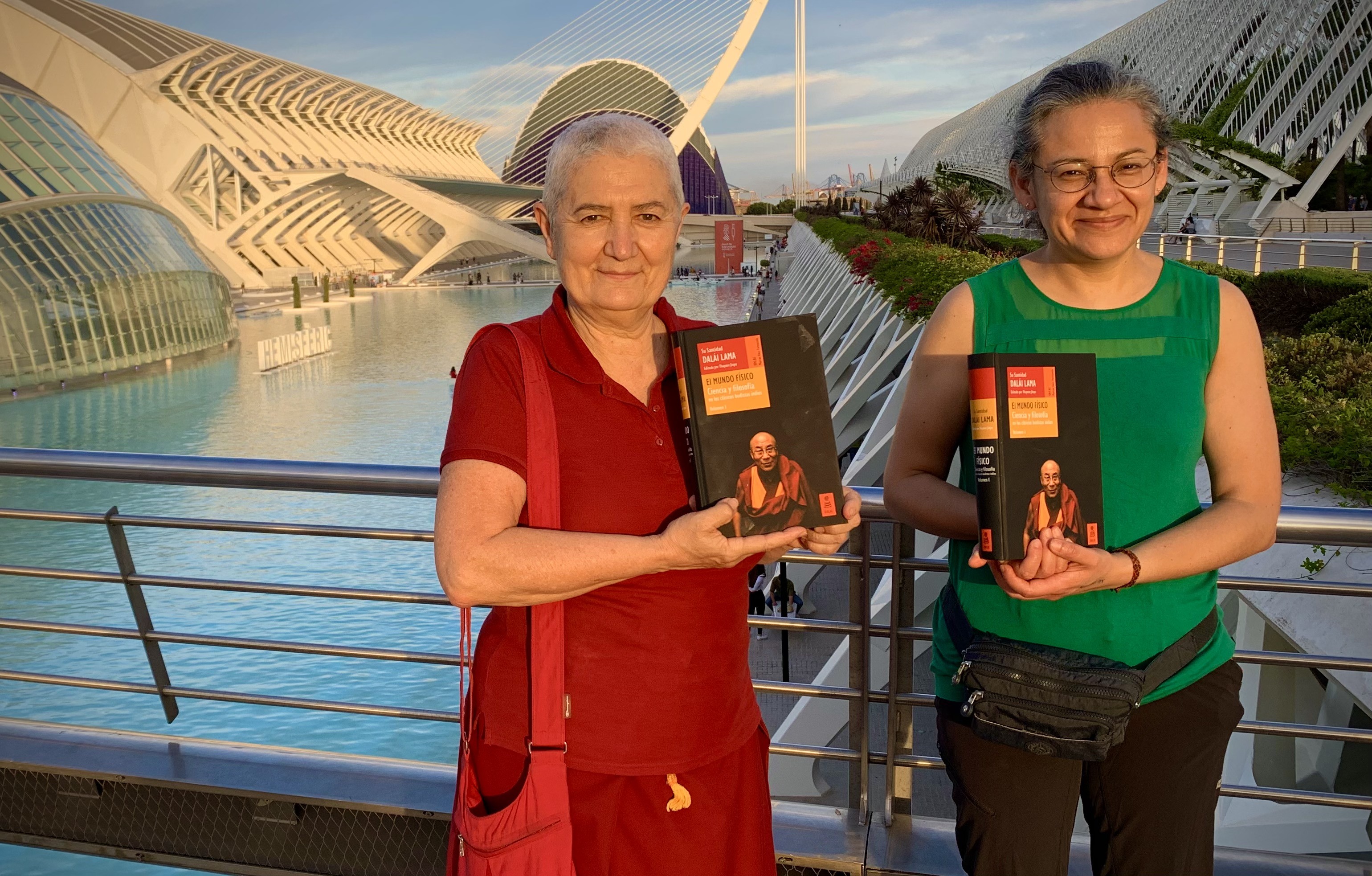 La venerable Paloma Alba y Karen Molina sostienen los primeros ejemplares de «El Mundo Físico», primer volumen de la titulada «Ciencia y Filosofía en los Clásicos Budistas de la India».