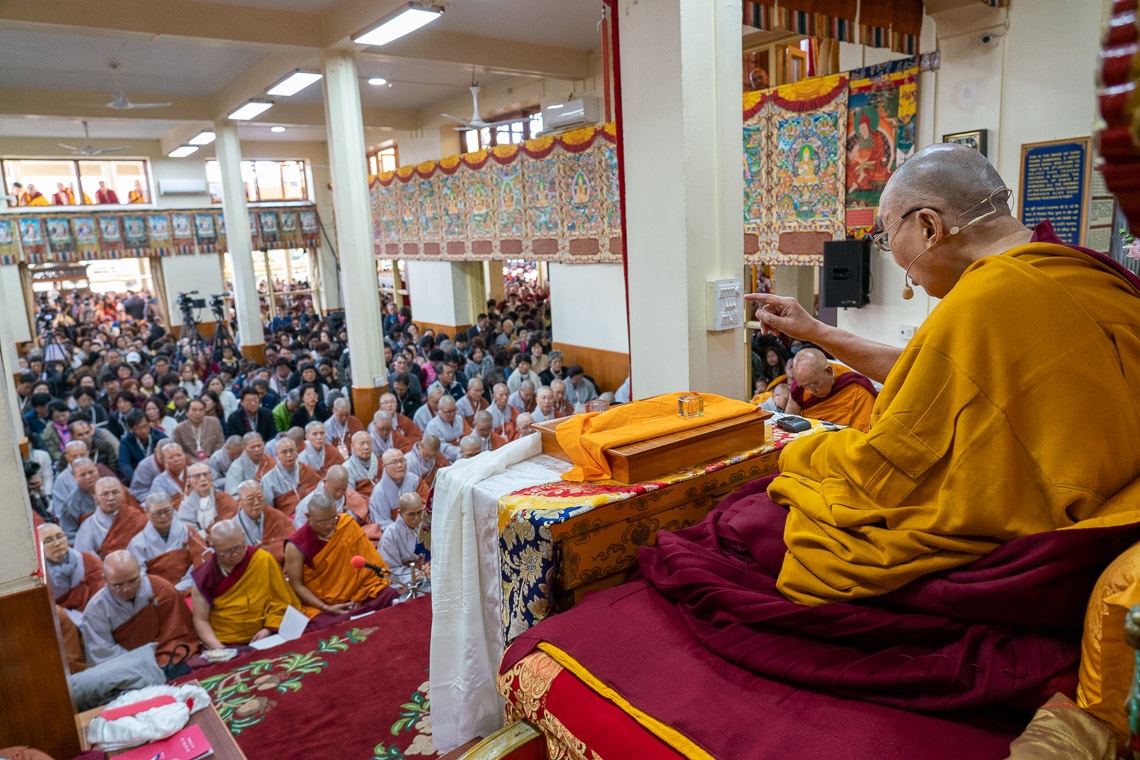 Su Santidad el Dalái Lama saluda a los monjes de Corea cuando llega para el primer día de enseñanzas al Templo Principal Tibetano en Dharamsala, HP, India, el 4 de noviembre de 2019. Foto de Ven Tenzin Jamphel