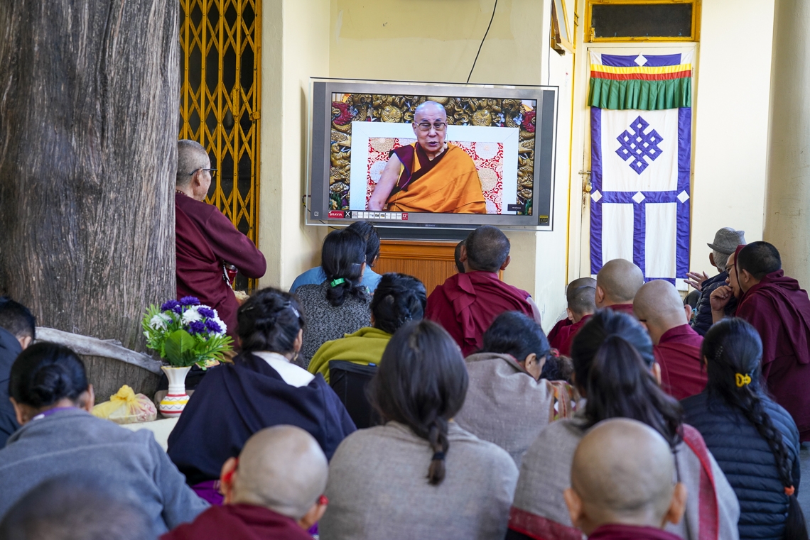 Miembros de la audiencia sentados en la terraza de la parte trasera del Templo Principal Tibetano viendo a Su Santidad el Dalái Lama en la televisión durante el primer día de enseñanzas solicitadas por un grupo de Corea en Dharamsala, HP, India, el 4 de noviembre de 2019. Foto de Ven Tenzin Jamphel
