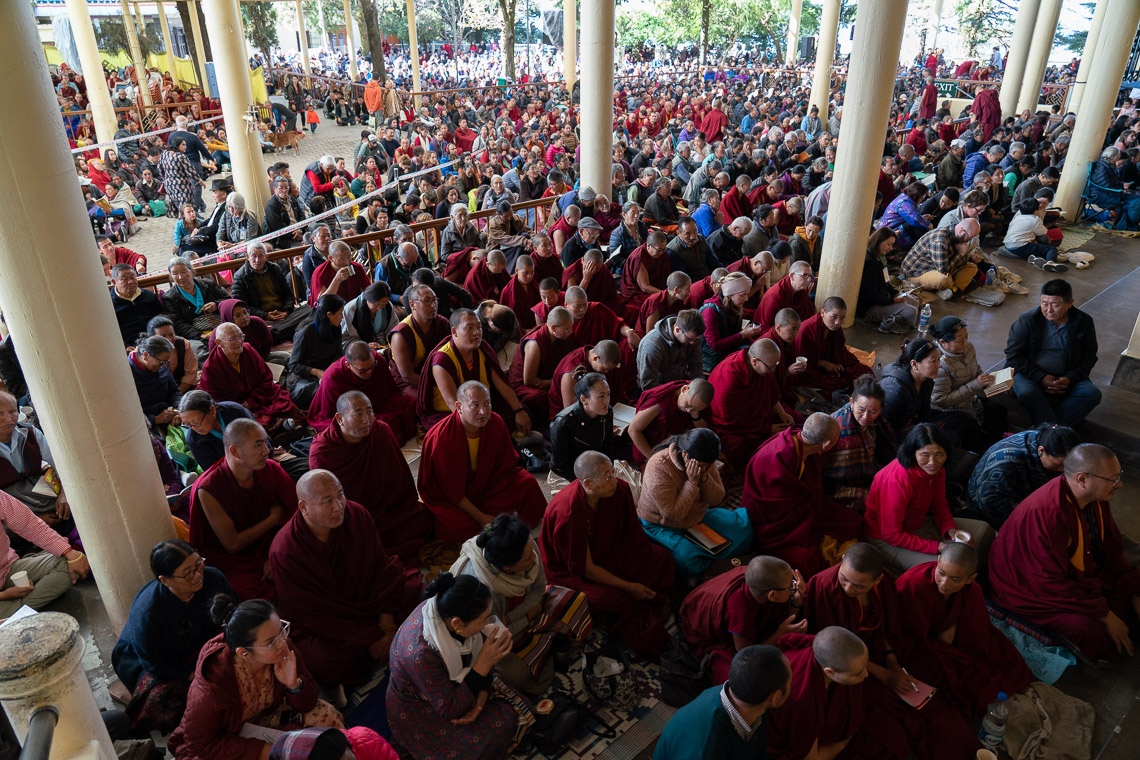 Algunas de las más de 6000 personas que asistieron al segundo día de enseñanzas de Su Santidad el Dalái Lama sentadas en el patio del Templo Principal Tibetano en Dharamsala, HP, India, el 5 de noviembre de 2019. Foto de Ven Tenzin Jamphel