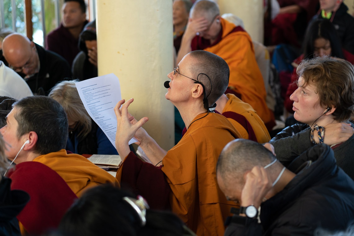 La intérprete de lengua alemana, una de los doce que se están traduciendo, trabaja durante el segundo día de la enseñanza de Su Santidad el Dalái Lama en el Templo Principal Tibetano en Dharamsala, HP, India, el 5 de noviembre de 2019. Foto de Ven Tenzin Jamphel