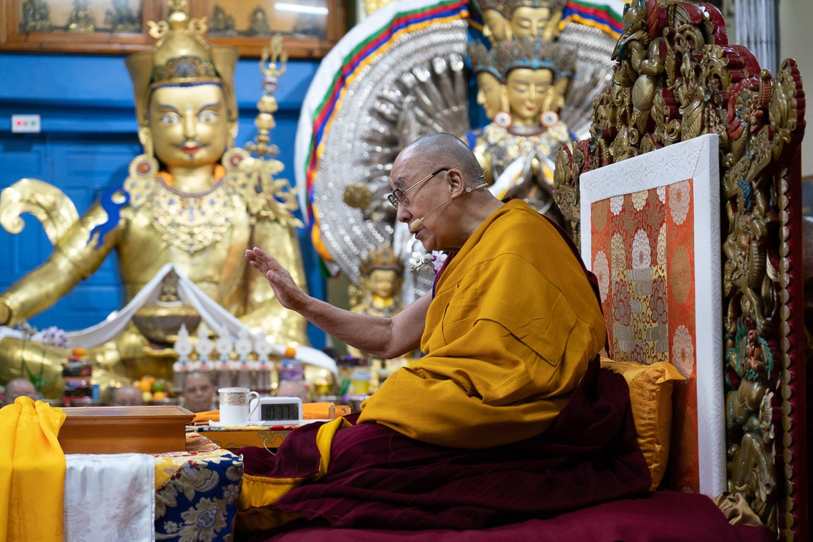 Su Santidad el Dalái Lama dirigiéndose a la reunión en el segundo día de enseñanzas en el Templo Principal Tibetano en Dharamsala, HP, India el 5 de noviembre de 2019. Foto de Ven Tenzin Jamphel