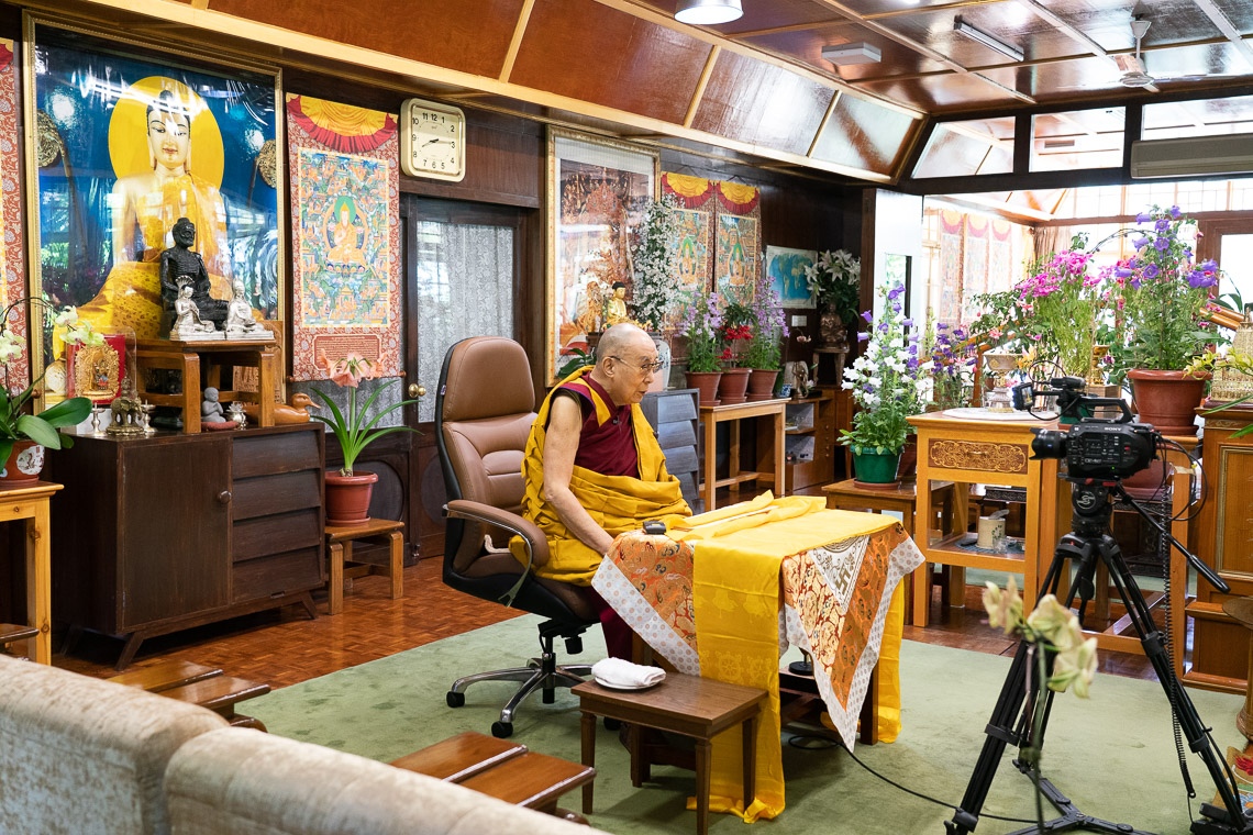 Su Santidad el Dalái Lama dirigiéndose a la audiencia que está viendo su enseñanza en vivo desde su residencia en Dharamsala, HP, India, el 16 de mayo de 2020. Foto de Ven Tenzin Jamphel