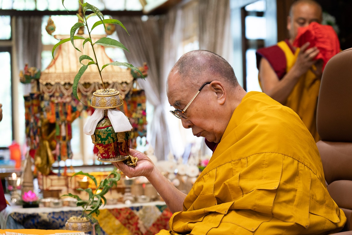 Su Santidad el Dalái Lama realizando los procedimientos preparatorios necesarios para una iniciación de Avalokiteshvara en su residencia de Dharamsala, HP, India, el 29 de mayo de 2020. Foto de Ven Tenzin Jamphel