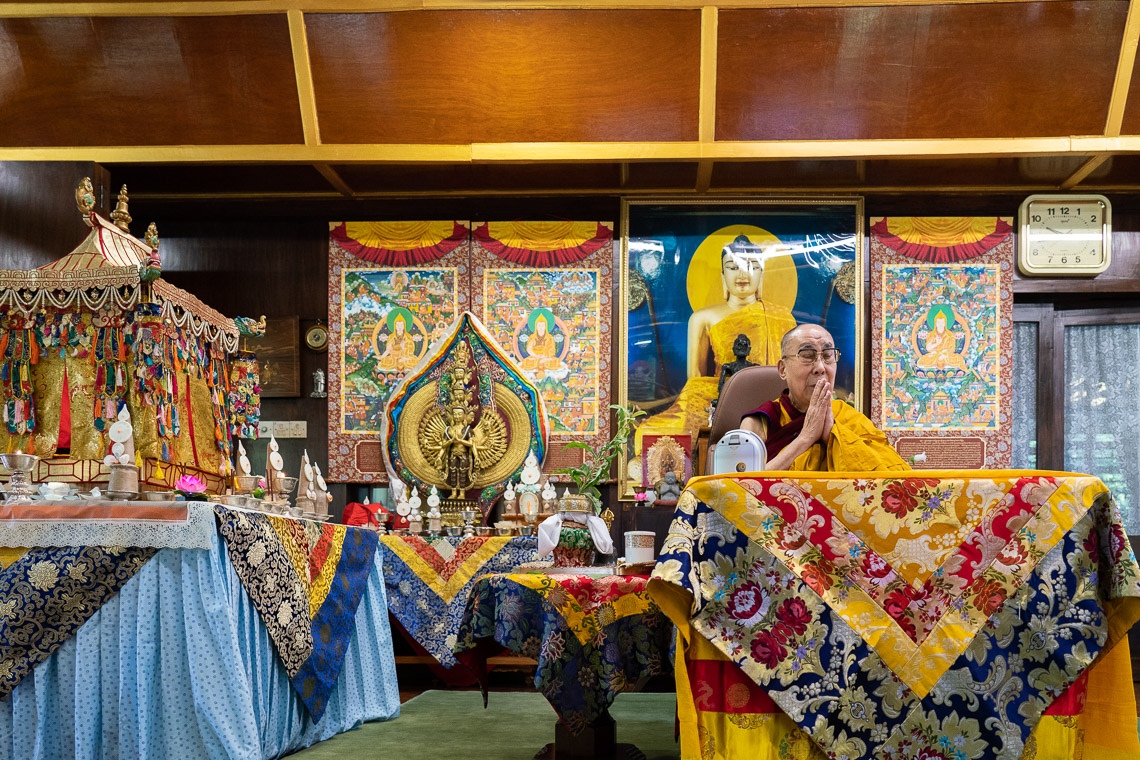 Su Santidad el Dalái Lama en el primero de los dos días de la iniciación de Avalokiteshvara en su residencia de Dharamsala, HP, India, el 29 de mayo de 2020. Foto de Ven Tenzin Jamphel