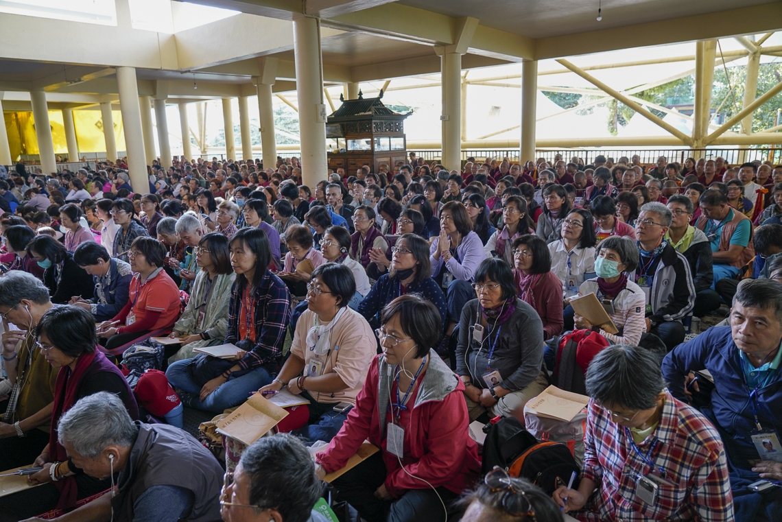 Miembros de la audiencia sentados en la terraza del Templo Principal Tibetano escuchando a Su Santidad el Dalái Lama el primer día de sus enseñanzas en Dharamsala, HP, India, el 3 de octubre de 2019. Foto de Ven Tenzin Jamphel