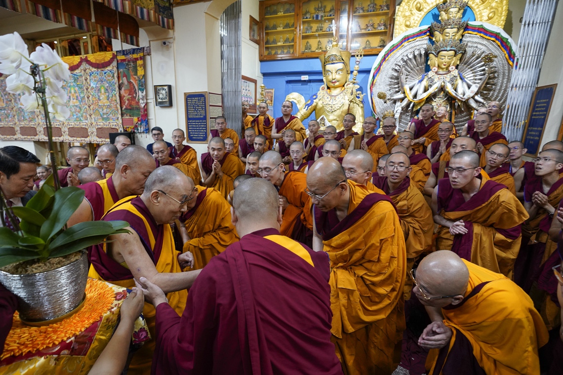 Su Santidad el Dalái Lama saluda a los monjes de Taiwán cuando llega para el segundo día de enseñanzas al Templo Principal Tibetano en Dharamsala, HP, India, el 4 de octubre de 2019. Foto de Ven Tenzin Jamphel
