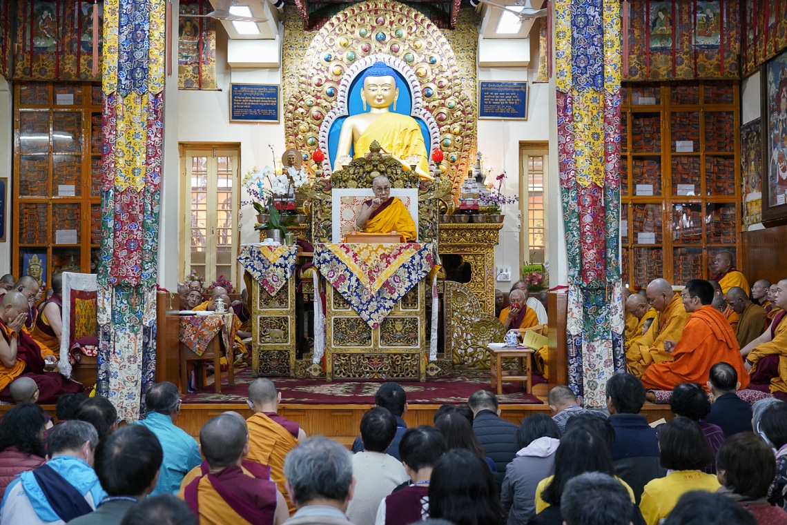 Su Santidad el Dalái Lama dirigiéndose a la reunión en el segundo día de enseñanzas solicitado por un grupo de Taiwán en el Templo Principal Tibetano en Dharamsala, HP, India el 4 de octubre de 2019. Foto de Ven Tenzin Jamphel