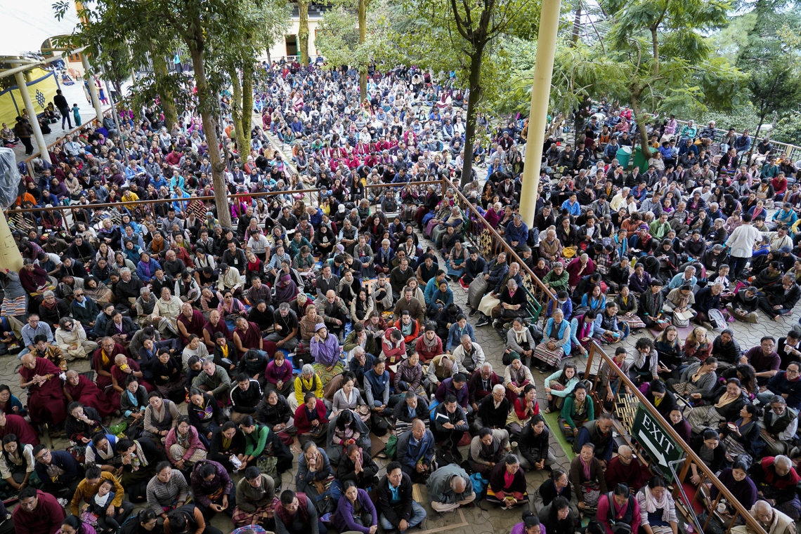 Una vista de la multitud en el patio del Templo Principal Tibetano observando a Su Santidad el Dalái Lama en grandes pantallas durante el segundo día de enseñanzas en Dharamsala, HP, India, el 4 de octubre de 2019. Foto de Ven Tenzin Jamphel