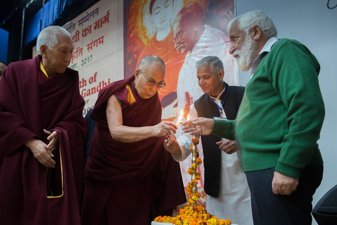 Su Santidad el Dalái Lama se une al encendido de una lámpara para abrir la Convención para la Paz Global en el Government College en Dharamsala, HP, India, el 2 de diciembre de 2017. Foto de Lobsang Tsering