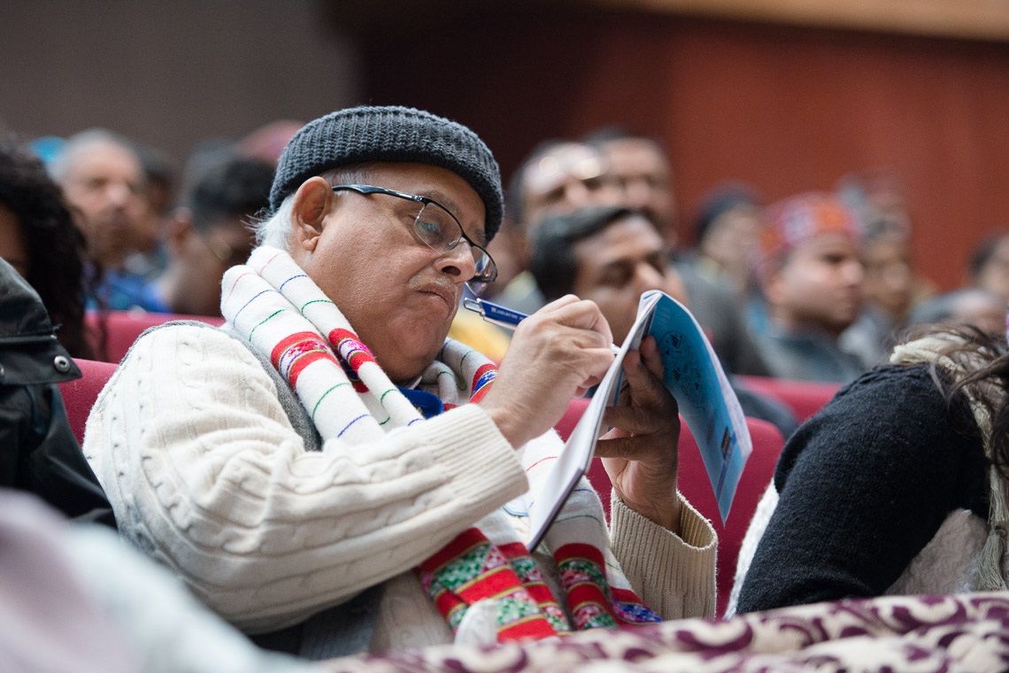 Un miembro de la audiencia toma notas mientras Su Santidad el Dalái Lama se dirige a la Convención para la Paz Mundial en el Colegio Universitario Gubernamental de Dharamsala, HP, India, el 2 de diciembre de 2017. Foto de Lobsang Tsering