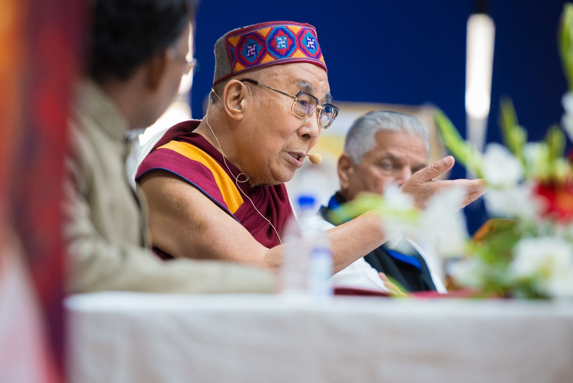 Su Santidad el Dalái Lama hablando en la Convención para la Paz Global en el Colegio Universitario Gubernamental en Dharamsala, HP, India el 2 de diciembre de 2017. Foto de Lobsang Tsering