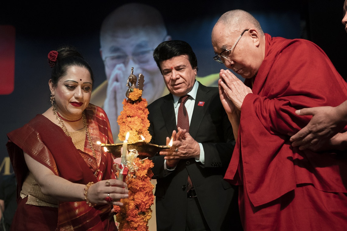 Su Santidad se une al Canciller y al Vicecanciller de la universidad para encender una lámpara en saludo a Sarasvati, la diosa del conocimiento, la música y el aprendizaje, para inaugurar la 11ª Semana Mundial de la Universidad Chitkara en Chandigarh, India, el 14 de octubre de 2019. Foto de Tenzin Choejor