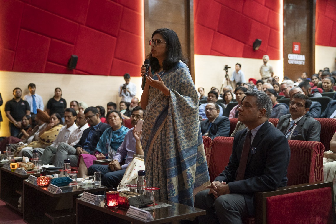 Una persona de la audiencia haciendo una pregunta a Su Santidad el Dalái Lama durante su discurso en la inauguración de la 11ª Semana Mundial de la Universidad de Chitkara en Chandigarh, India, el 14 de octubre de 2019. Foto de Tenzin Choejor